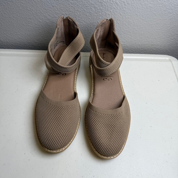 Me Too Womens Sandals size 6.5 Adria Closed Toe Sandal Brown Genuine Vegan - Picture 2 of 9